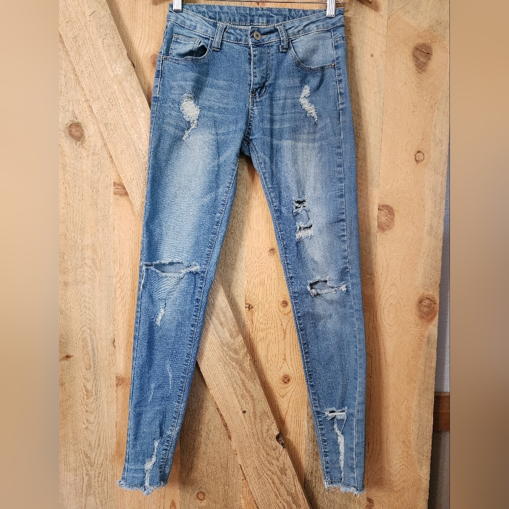 Jeanswear distressed denim skinny jean